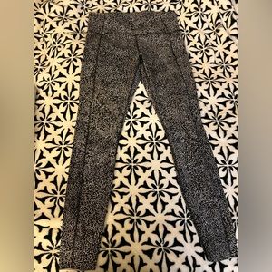 Lululemon black and white leggings size 10